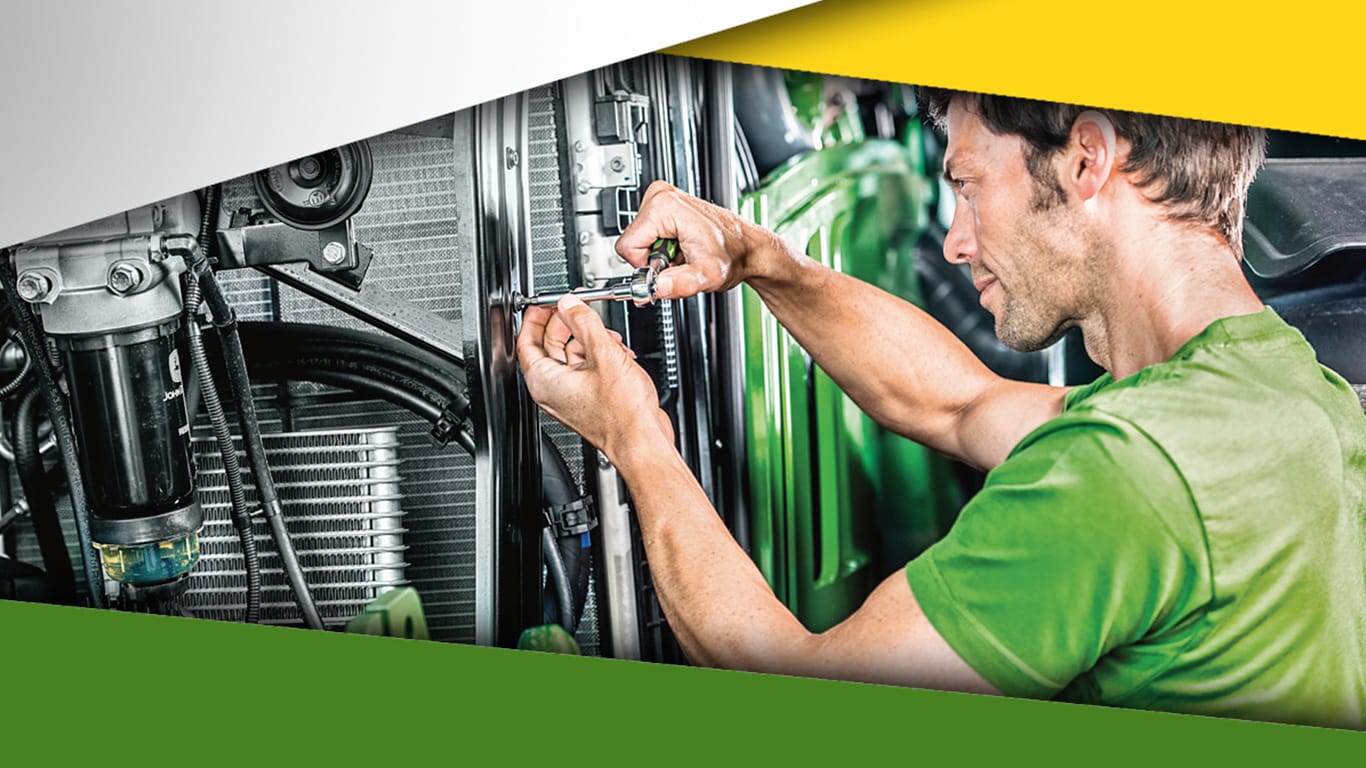 Mecânico ajustando parafuso do filtro do trator